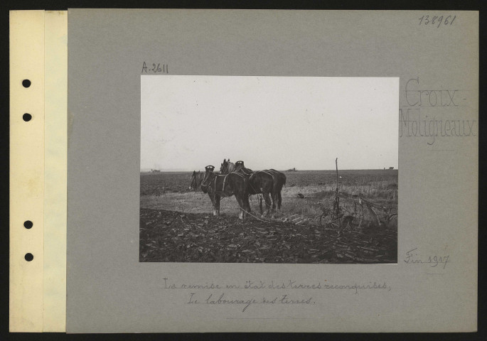 Croix-Moligneaux. La remise en état des terres reconquises ; le labourage des terres