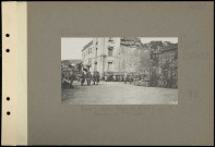 Fleur Fontaine. Devant le château. Défilé du 81e régiment d'artillerie territoriale après la décoration du commandant Guelot