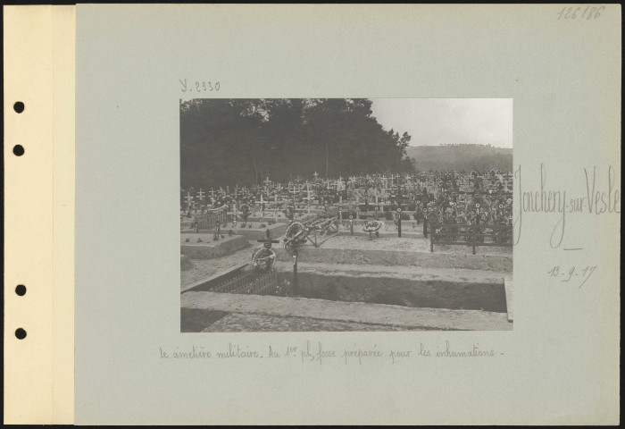 Jonchery-sur-Vesle. Le cimetière militaire. Au premier plan, fosse préparée pour les inhumations