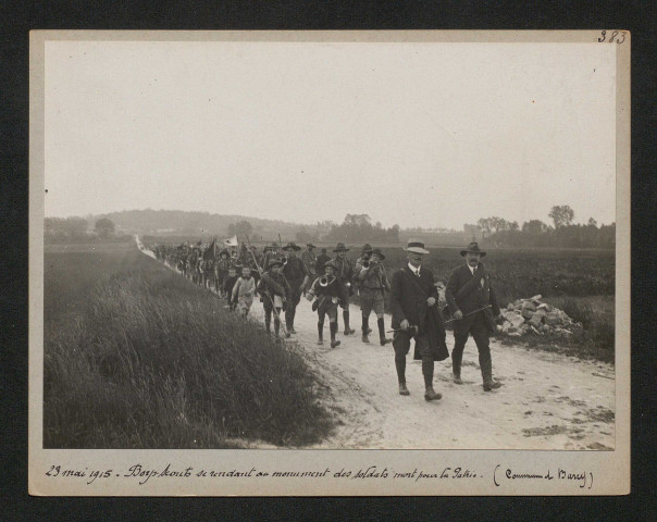 Boys-scouts se rendant au monument des soldats morts pour la patrie (commune de Barcy)
