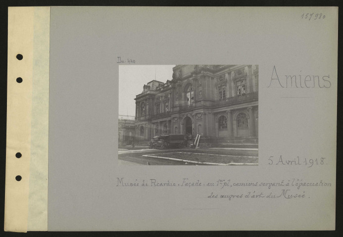 Amiens. Musée de Picardie : façade : au premier plan, camions servant à l'évacuation des œuvres d'art du musée