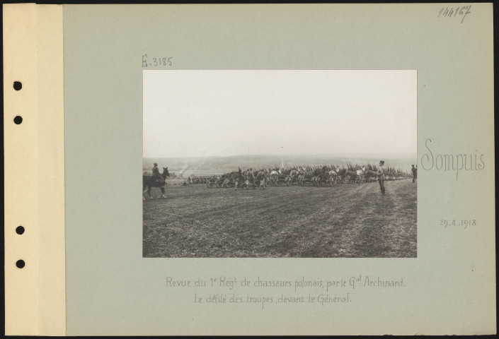 Sompuis. Revue du 1er Régiment de chasseurs polonais par le général Archinard. Le défilé des troupes devant le général