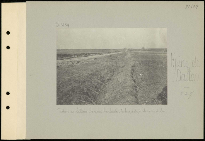 Épine de Dallon. Position de batteries françaises bombardée. Au fond, à droite, éclatements d'obus
