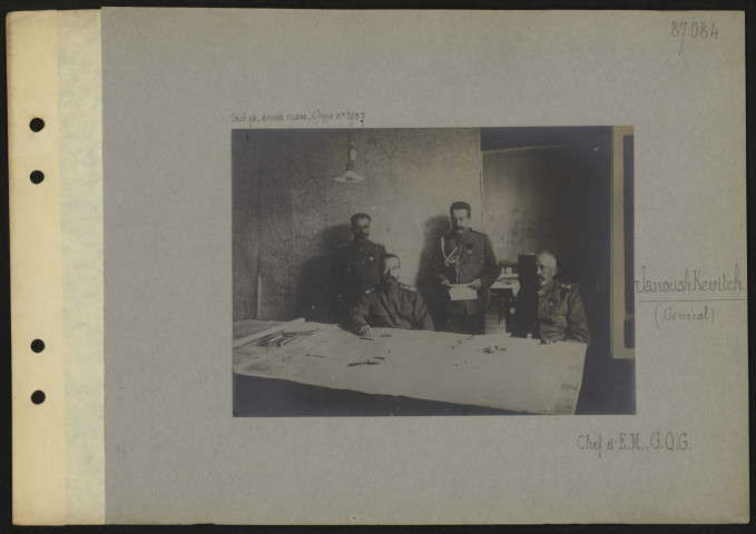 Janoushkevitch (général), chef d'état-major. Grand quartier général