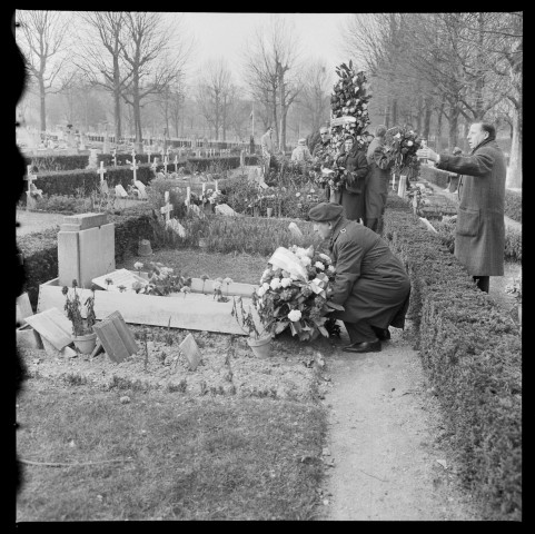 Au cimetière d'Ivry, cérémonie en hommage aux 23 résistants du groupe Manouchian-Boczov