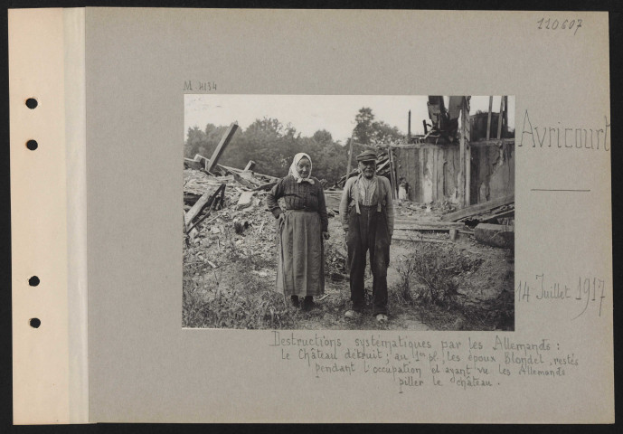 Avricourt. Destructions systématiques par les Allemands : le château détruit ; au premier plan, les époux Blondel, restés pendant l'occupation et ayant vu les Allemands piller le château