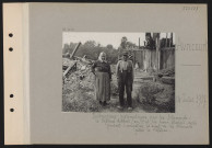 Avricourt. Destructions systématiques par les Allemands : le château détruit ; au premier plan, les époux Blondel, restés pendant l'occupation et ayant vu les Allemands piller le château