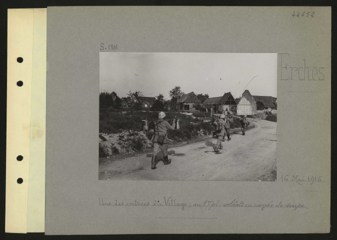 Erches. Une des entrées du village ; au premier plan soldats en corvée de soupe