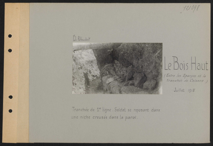 Le Bois Haut (entre Les Éparges et la Tranchée de Calonne). Tranchée de première ligne. Soldat se reposant dans une niche creusée dans la paroi