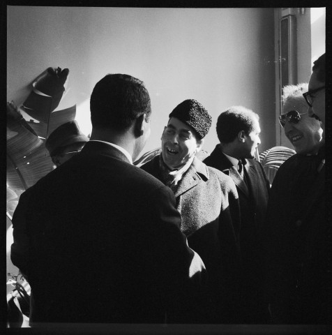 Reportage représentant Caïd Ahmed Francis dit Slimane, Ministre du tourisme et de l'enseignement algérien ainsi que Djibo Bakary, homme politique nigérien en exil