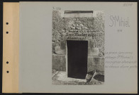 Saint-Mihiel. La prison (ancienne abbaye Saint-Michel). Inscription allemande au-dessus d'une porte
