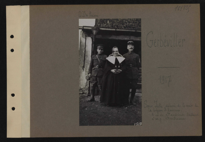 Gerbéviller. Sœur Julie, décorée de la croix de la Légion d'honneur. À sa droite, lieutenant-américain Balland ; à sa gauche, lieutenant de Preissac