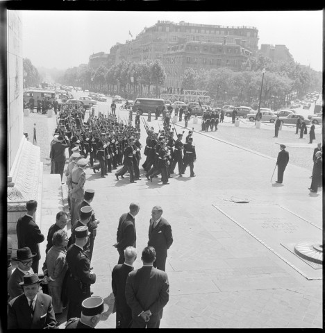 Cérémonie à l'Arc de Triomphe : le Roi Baudouin et de Gaulle