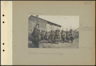 Arches. Infanterie traversant le village