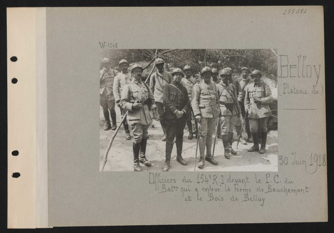 Belloy (plateau de). Officiers du 154e RI devant le PC du bataillon qui a enlevé la ferme de Bauchemont et le bois de Belloy