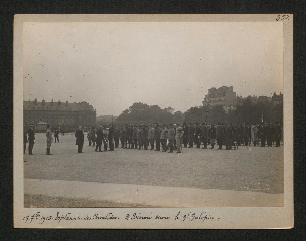 Esplanade des Invalides. Monsieur Poincaré décore le général Galopin