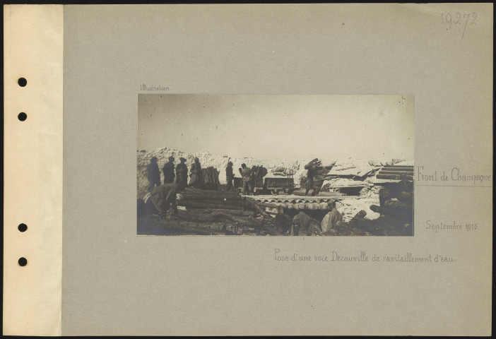 Front de Champagne. Pose d'une voie Decauville de ravitaillement d'eau