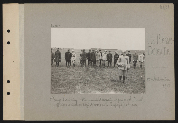 Le Plessis-Belleville. Camp d'aviation. Remise de décorations par le général Duval ; officiers aviateurs déjà décorés de la Légion d'honneur