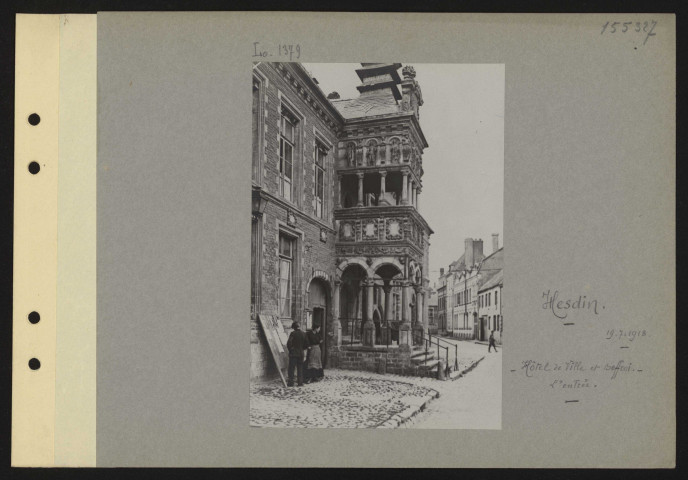 Hesdin. Hôtel de ville et beffroi. L'entrée