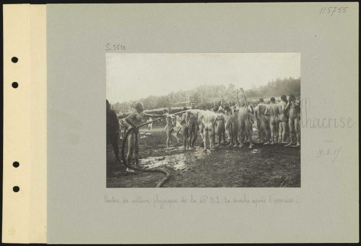 Chacrise. Centre de culture physique de la 66e division d'infanterie. La douche après l'exercice