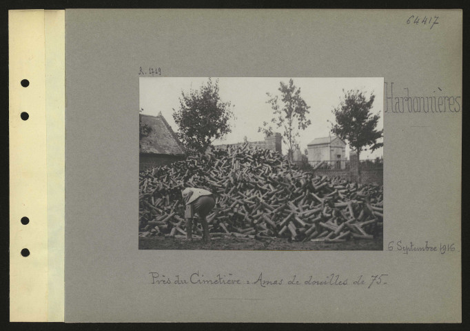 Harbonnières. Près du cimetière : amas de douilles de 75