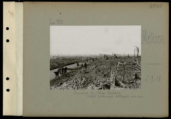 Meteren. Panorama du village bombardé. Soldats britanniques déblayant une rue