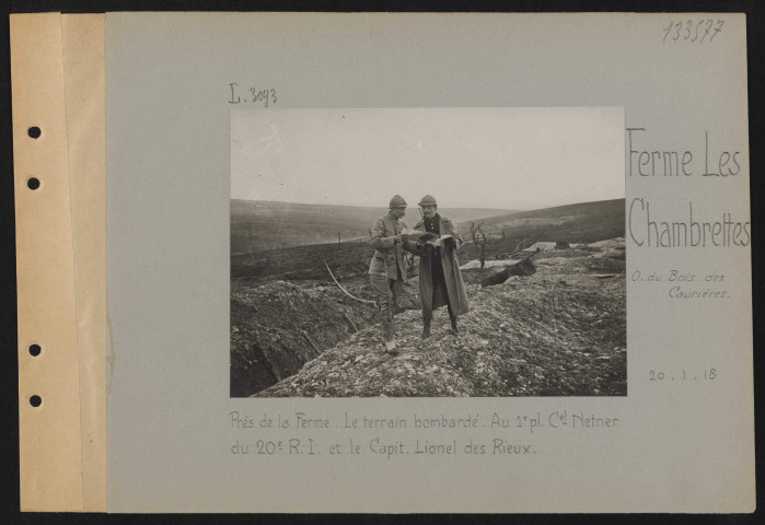 Ferme Les Chambrettes (ouest du Bois des Caurières). Près de la ferme. Le terrain bombardé. Au premier plan, colonel Netner du 20e RI et le capitaine Lionel des Rieux