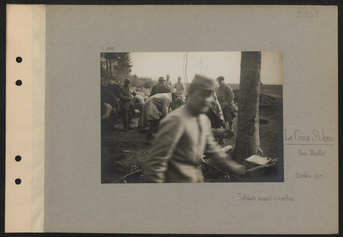 La Croix-Saint-Jean, Bois Mullot. Soldats sciant un arbre
