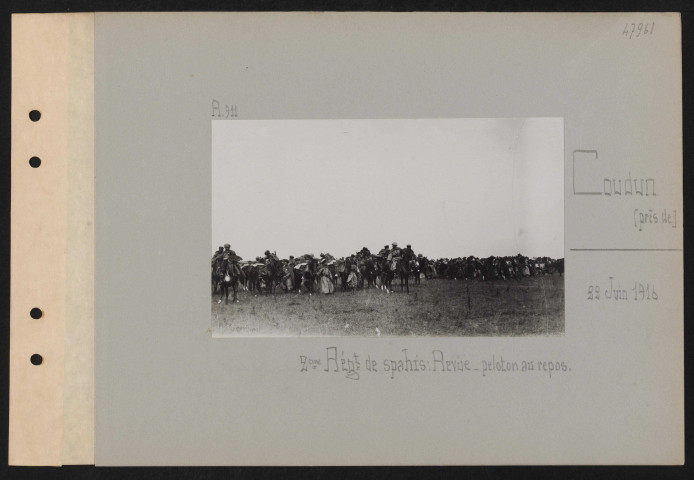 Coudun (près de). Deuxième régiment de spahis : revue. Peloton au repos