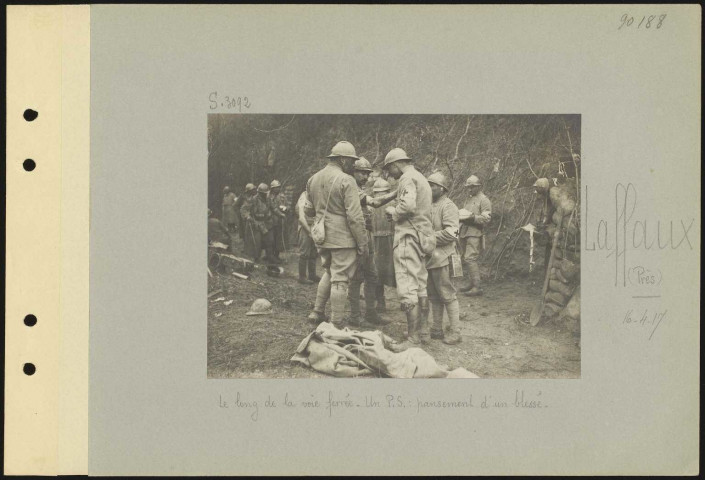 Laffaux (près). Le long de la voie ferrée. Un poste de secours : pansement d'un blessé