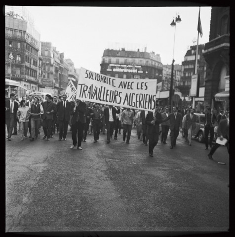 Manifestation du PSU et du Front de solidarité à la révolution algérienne (FSRA) : solidarité avec les travailleurs algériens et les « insoumis ». Militants de Témoignage chrétien collant des affiches