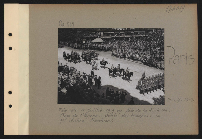 Paris. Fête du 14 juillet 1919 ou fête de la Victoire. Place de l'Opéra. Défilé des troupes : le général italien Montuori