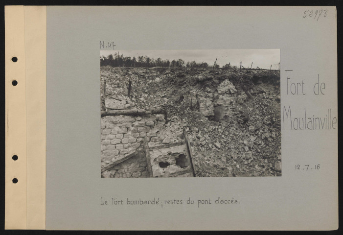 Fort de Moulainville. Le fort bombardé ; restes du pont d'accès