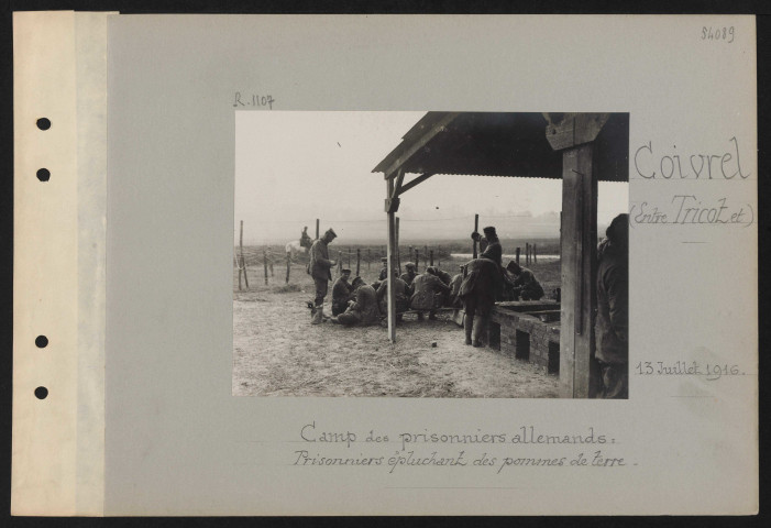 Coivrel (entre Tricot et). Camp des prisonniers allemands : prisonniers épluchant des pommes de terre