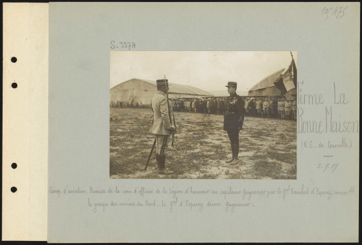 Ferme La Bonne Maison (nord-est de Courville). Camp d'aviation. Remise de la croix d'officier de la Légion d'honneur au capitaine Guynemer par le général Franchet d'Espèrey, commandant le groupe des armées du Nord. Le général d'Espèrey décore Guynemer