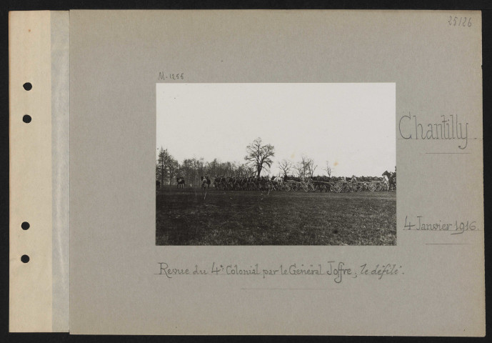 Chantilly. Revue du 4e colonial par le général Joffre : le défilé