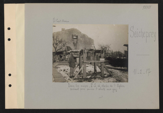 Seicheprey. Dans les ruines du village. PS et cloche de l'église servant pour sonner l'alerte aux gaz