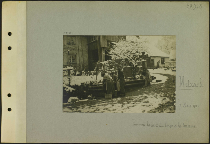 Mitzach. Femmes lavant du linge à la fontaine