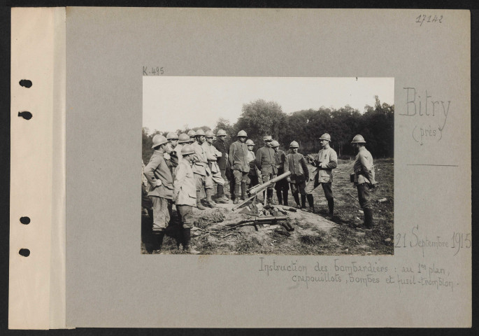 Bitry (près). Instruction des bombardiers : au premier plan, crapouillots, bombes et fusil-tromblon