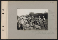 Bitry (près). Instruction des bombardiers : au premier plan, crapouillots, bombes et fusil-tromblon