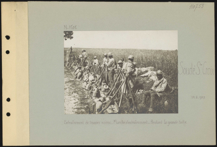 Soudé-Sainte-Croix. Entraînement de troupes noires. Marche d'entraînement. Pendant la grande halte