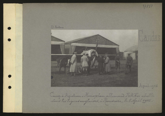 Candas. Camp d'aviation. Monoplan allemand Fokker abattu dans les lignes anglaises, à Renescure, le 8 avril 1916