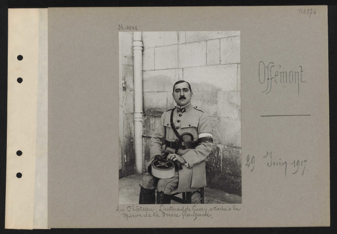 Offémont. Au château ; lieutenant de Guery, attaché à la mission de la Presse française