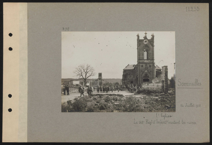 Sommeilles. L'église. Le 162e régiment d'infanterie visitant les ruines
