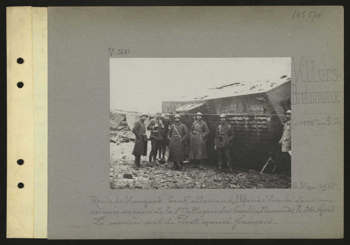 Villers-Bretonneux (À 1000 mètres au sud de). Route de Hangard. Tank allemand "Elfriede" tombé dans une carrière au cours de la première attaque des tanks allemands, le 24 avril. La carrière sert de poste avancé français