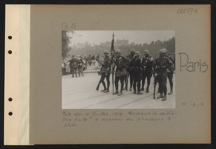 Paris. Fête du 14 juillet 1917. Pendant le défilé. Une halte : le drapeau des chasseurs à pied