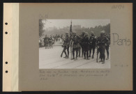 Paris. Fête du 14 juillet 1917. Pendant le défilé. Une halte : le drapeau des chasseurs à pied