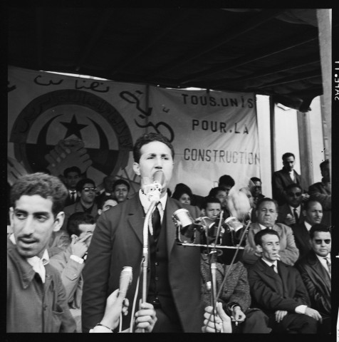 Meeting public à Alger Tous unis pour la construction avec un discours de Ben Bella