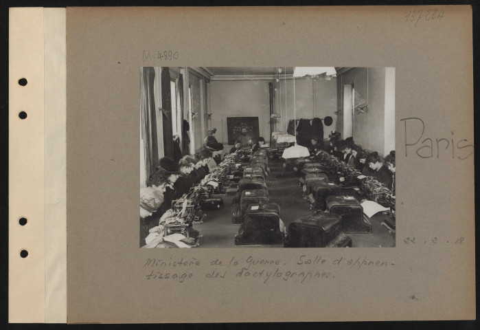 Paris. Ministère de la guerre. Salle d'apprentissage des dactylographes