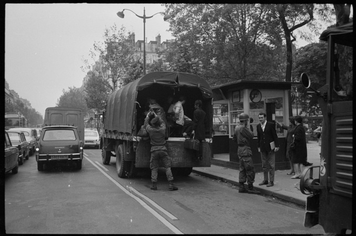 Grève de la RATP : les camions militaires en remplacement. Le magasin de Max